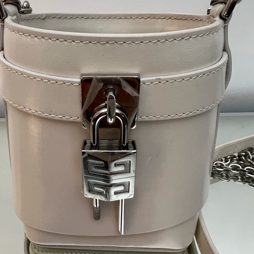 GIVENCHY Micro Shark Lock bucket bag in Box leather Ivory - Picture 2 of 16